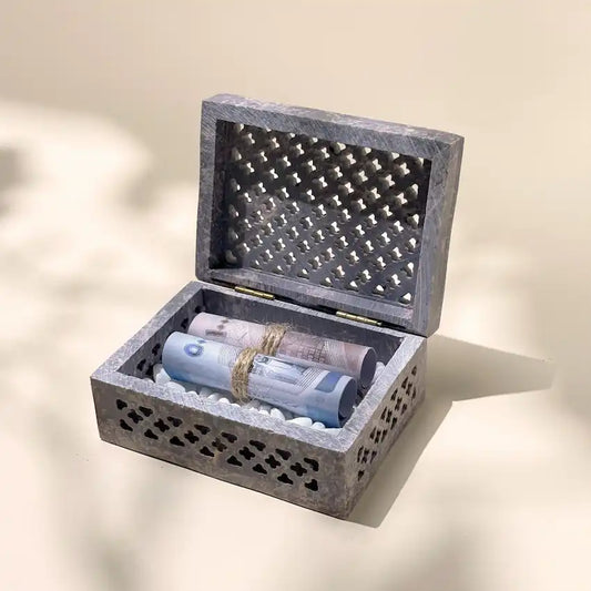 Cash  Arrangement With Carved Stone Violet Box mini Off white