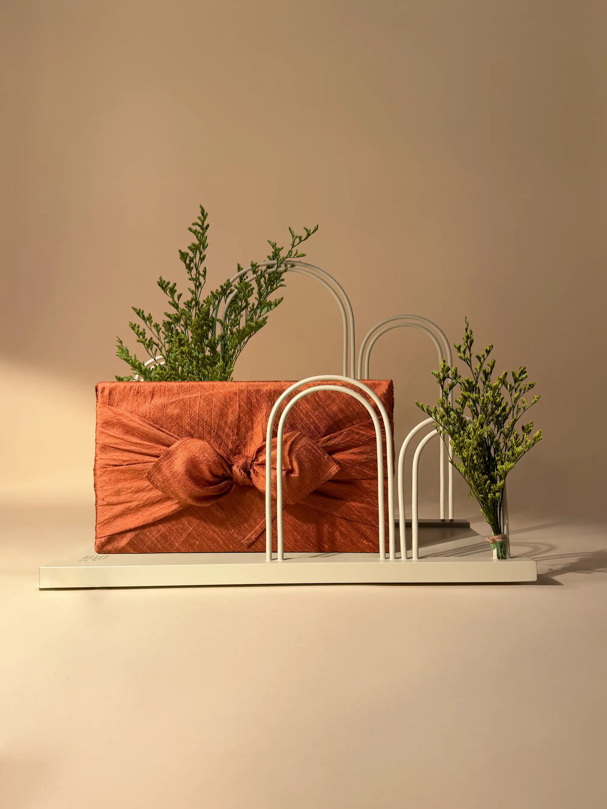 Archway Gift Stand – Medium (Medium Wrap) – Ivory